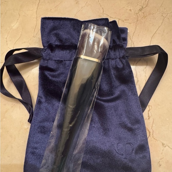 Cle de Peau Makeup Brush with Navy Pouch